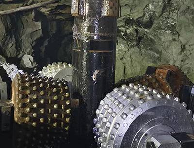 如何更換反井鉆機(jī)中心軸？