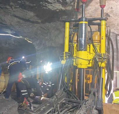 180反井鉆機(jī)到達(dá)湖北礦山洞室